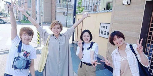 津市のうなぎ屋・新玉亭で(左から高田ひかる、加藤綾、山川波乙、塩崎桐加)