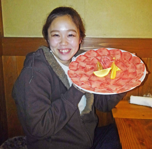 養成所に入所するまでアルバイトしていた津市内の焼肉店「七輪屋」で。タン塩が大好き！（写真は本人提供）