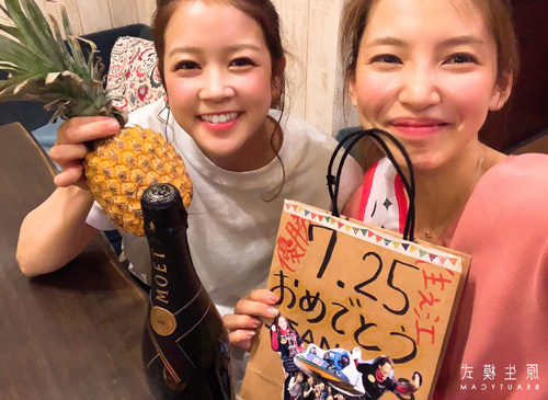 土屋南（右）のデビュー初優勝を祝う（自撮りモードのため反転加工）