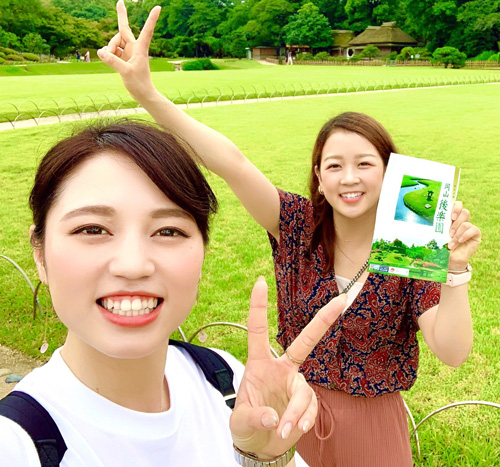 安井瑞紀（手前）とポーズ（自撮りモードのため反転加工）