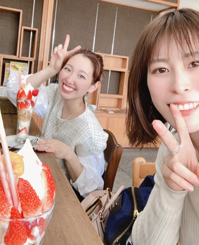 同期の上田紗奈（左）とスイーツを楽しむ