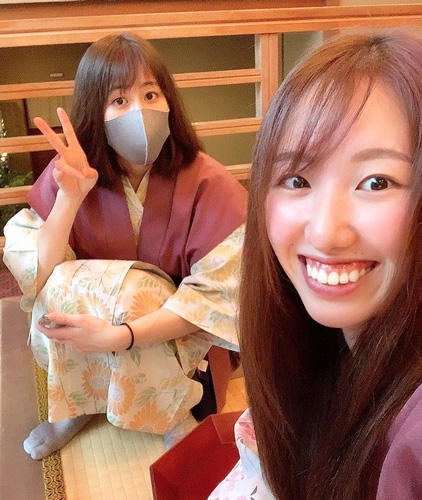 同期の上田紗奈（左）と温泉を楽しむ