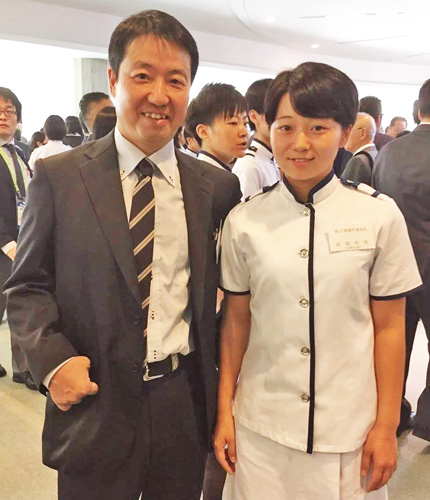 養成所入所式で父正人（左）とツーショット（本人提供）