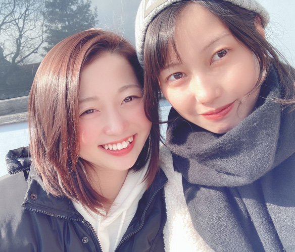 同期の内山七海（右）と大分城島高原遊園地で遊ぶ（本人提供）