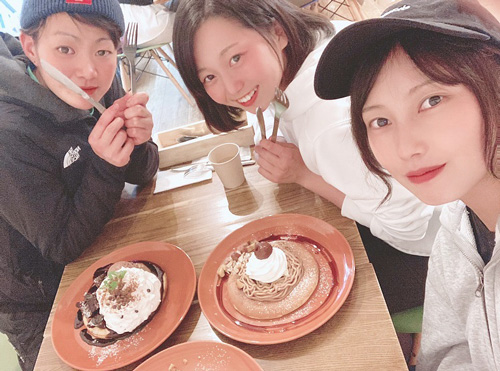 同期の松本怜（左）、内山七海（右）とスイーツを楽しむ（本人提供）