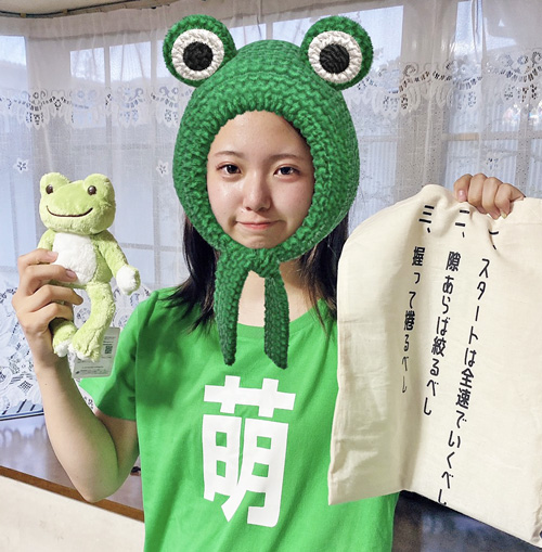 ファンの方からTシャツ、布バッグ、カエルのぬいぐるみをプレゼントしていただきました