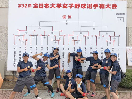 全日本大学女子野球選手権大会ベスト４進出を決めて記念撮影（左端が本人）