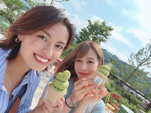 森下愛梨（左）とカフェを楽しむ