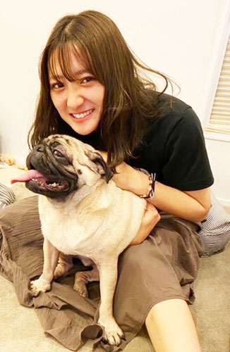 愛犬パグと戯れる黒明花夢
