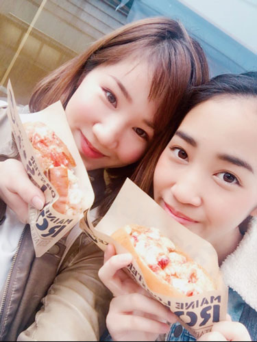 妹（右）と仲良くツーショット（本人提供）