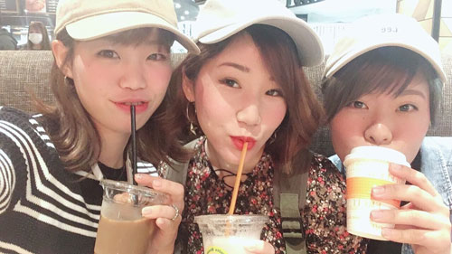 同期の小池礼乃（左）小野真歩（引退、右）と沖縄旅行（本人提供）