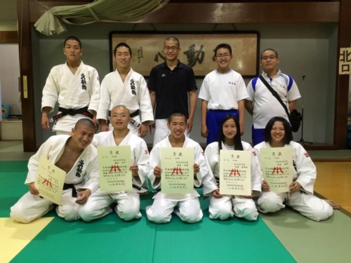 高校時代の柔道仲間。前列右から2人目が私