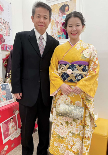 父・俊成さんと記念撮影