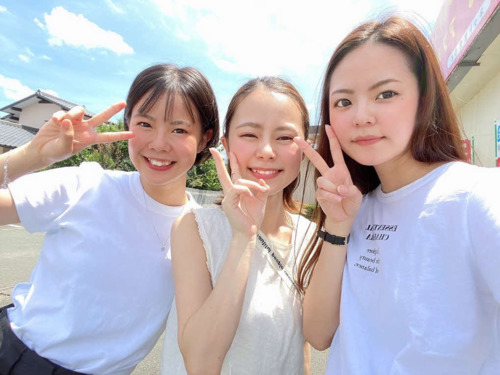 三姉妹で記念撮影。左から米丸乃絵、次女紗友里さん、長女華乃さん（本人提供）
