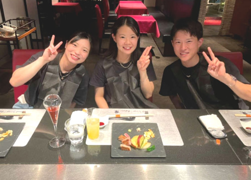 同期に誕生日を祝ってもらう米丸乃絵(中央)と、奥村明日香(左)、藤本元輝