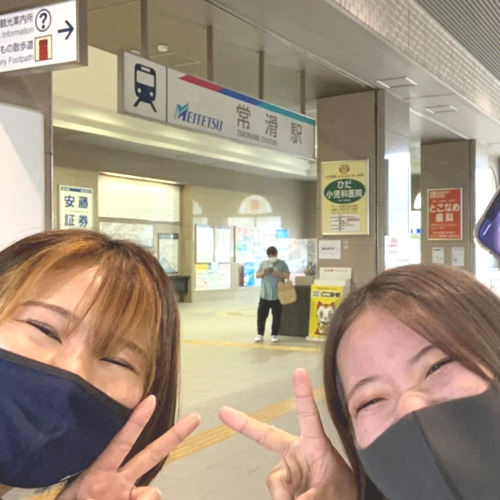 常滑へ向かう前に、1期後輩の川井萌ちゃん（右）と