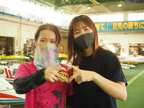 同期の川井萌（左）とツーショット