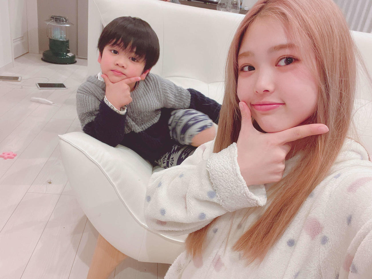 かわいいおいっ子とポーズ（本人提供）