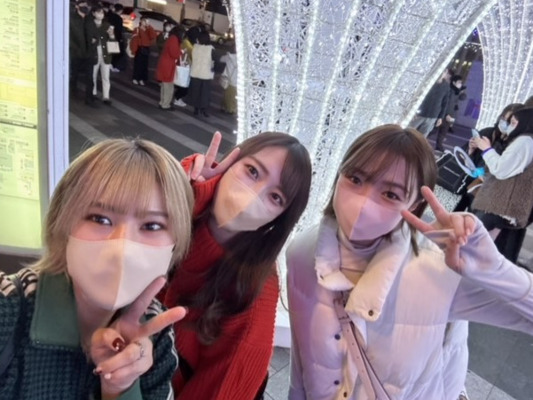 仲のいい仲間たちとの1枚。（左から）吉田彩乃、福山恵里奈、中尾彩香