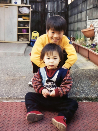 幼い頃の石丸きょうだい（上が兄・海渡）