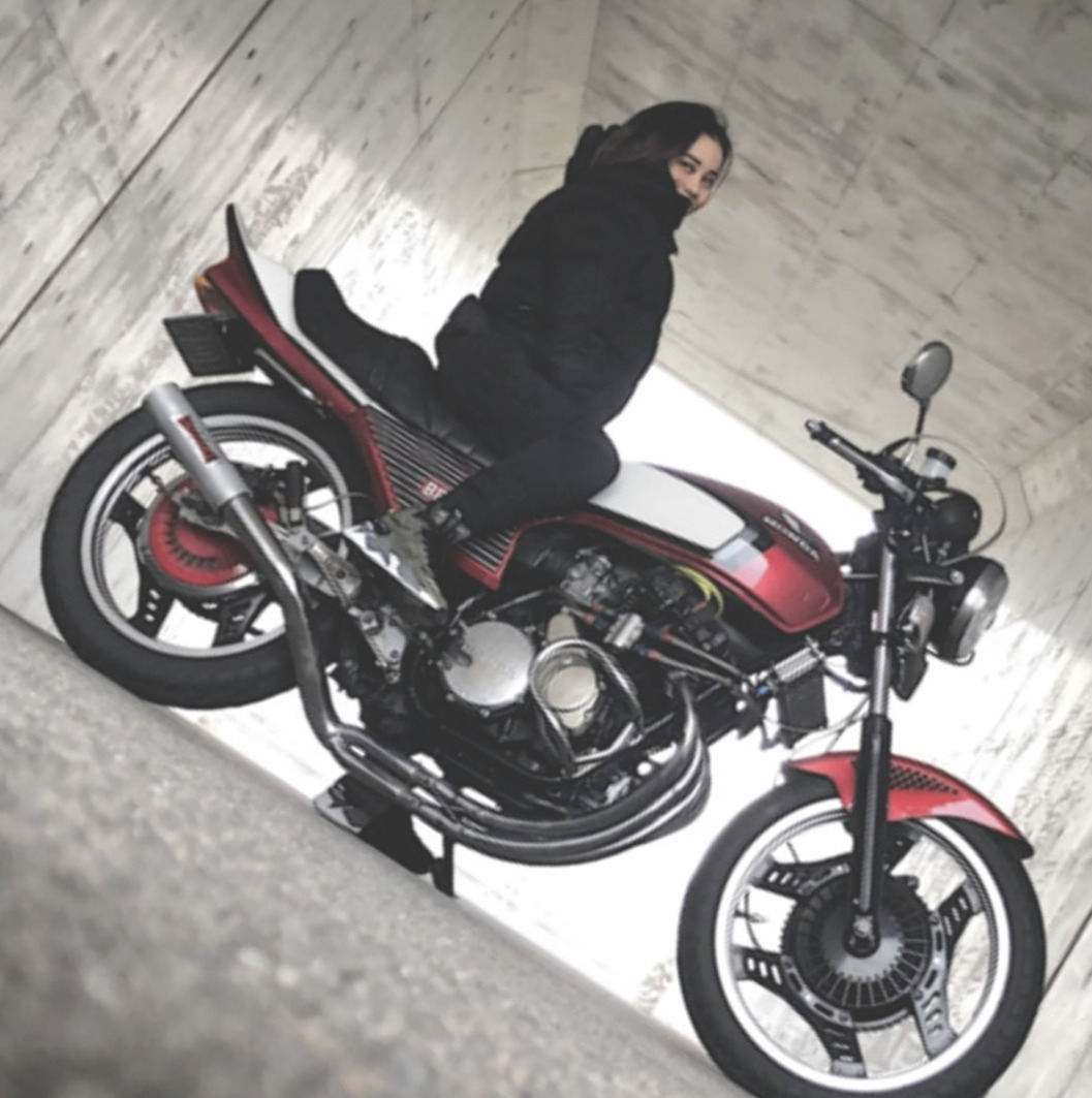 愛車のバイクにまたがり（本人提供）