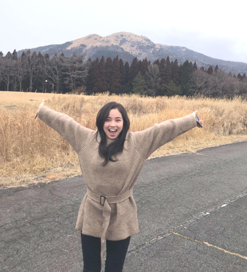 阿蘇山でバンザイ（本人提供）