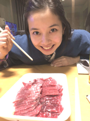 馬刺しを堪能（本人提供）