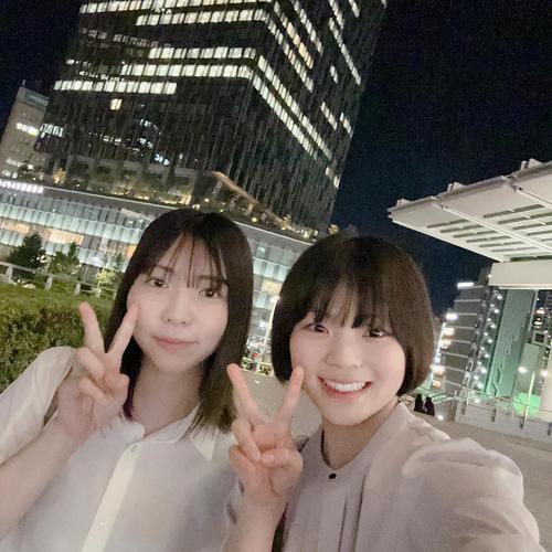 同期の井上未都（左）と夜景をバックにピースサイン