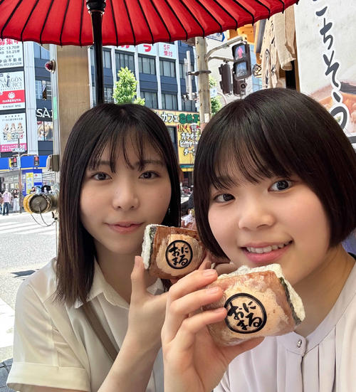 同期の井上未都（左）と名古屋でグルメタイム