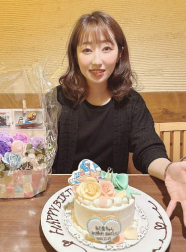 友人にデビュー初勝利を祝ってもらう（本人提供）