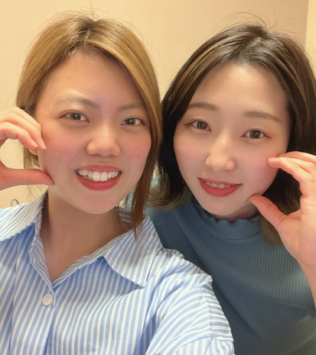 同期の川原愛未（左）とハートポーズ