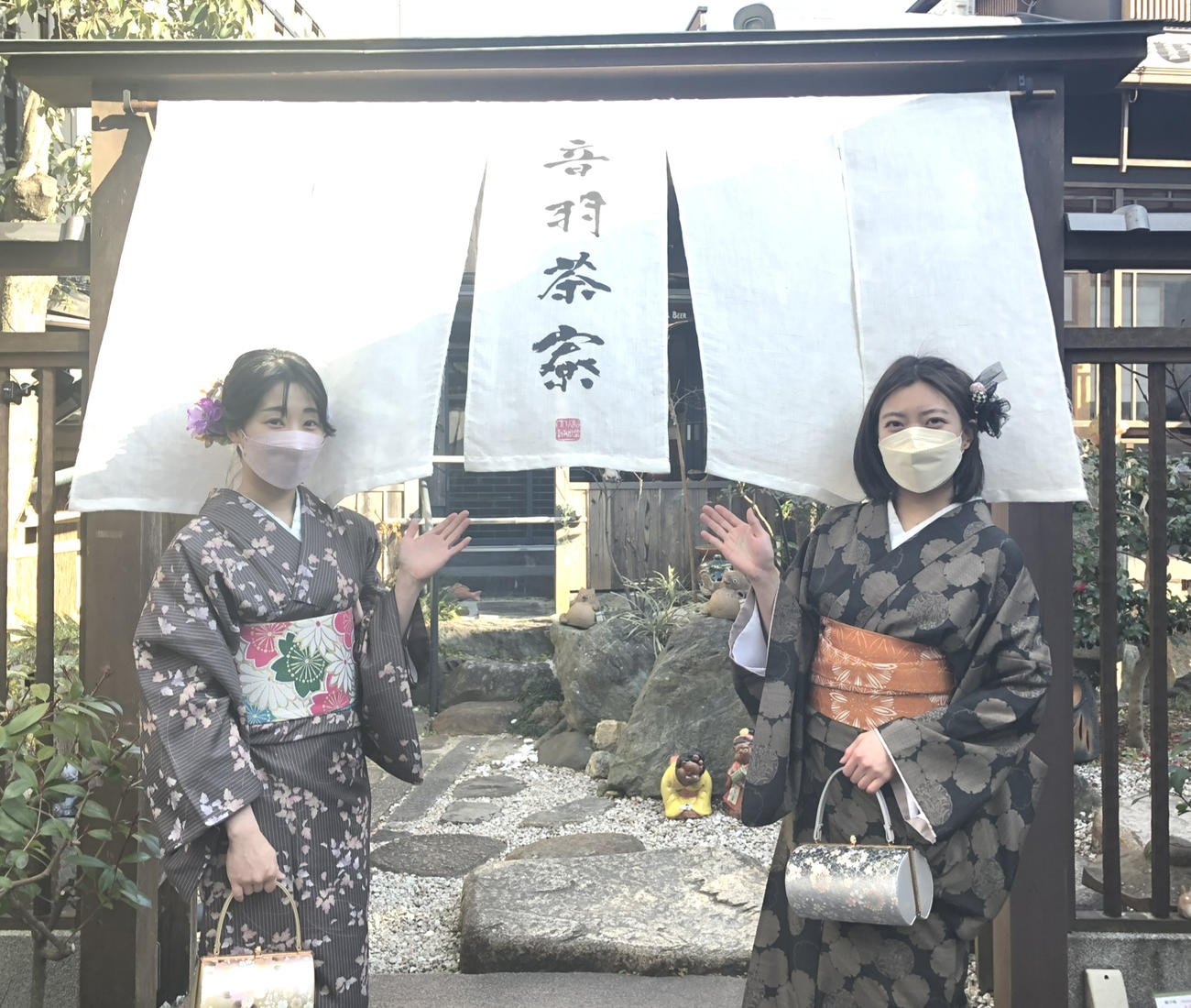 同期の川原愛未（右）と京都の名店を訪れる（本人提供）