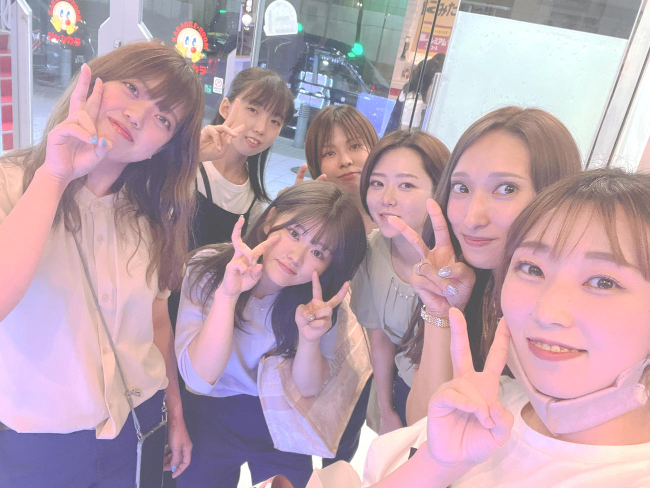 同期とカラオケ。左から川原愛未、石原凪紗、寺田空詩、山田理央、宇恵有香、刑部亜里紗