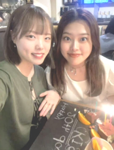 友人から誕生日を祝ってもらう羽田妃希（左）