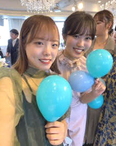 友人の結婚式に参加する羽田妃希（左）