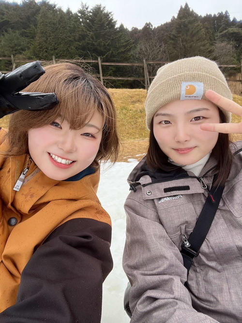 沼田七華（左）とスノーボードを満喫