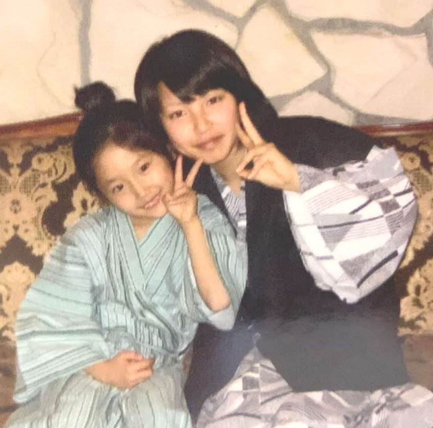 幼少期の土屋蘭（左）と姉の南