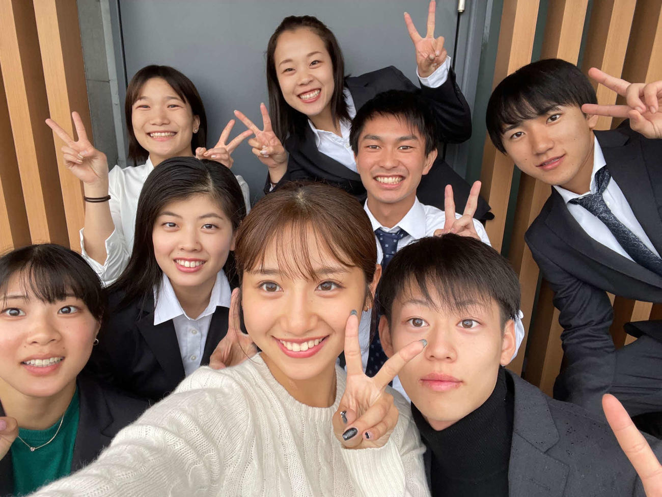 同期と集合写真（中央が土屋蘭）