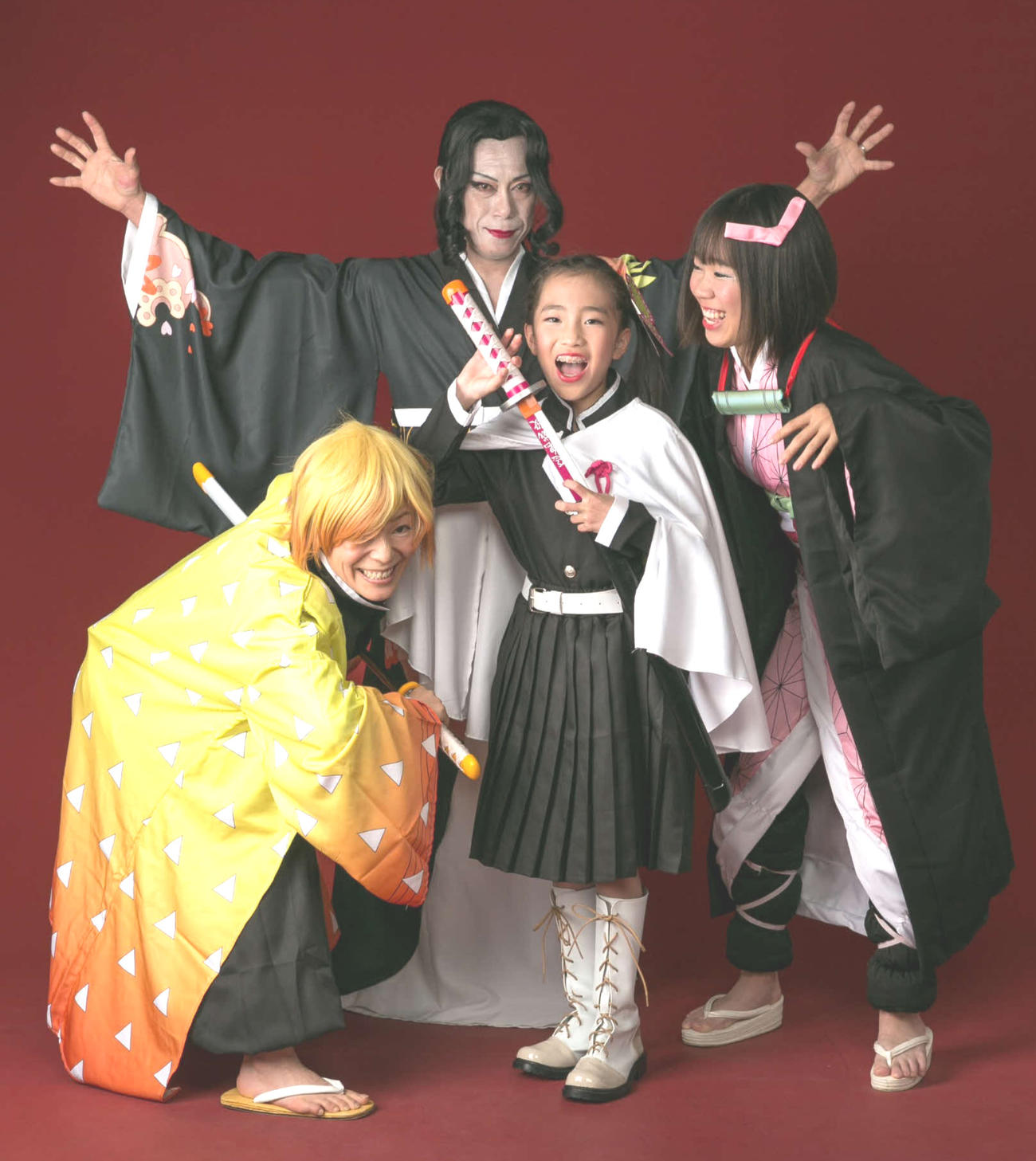 家族でコスプレの記念撮影。左から岩崎芳美、次郎、和心（わこ）、樫葉新心