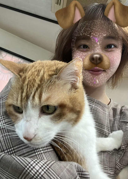 愛猫とのツーショット(本人提供)