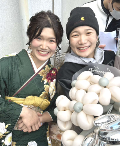 三嶌さらら（左）と姉のこころ。姉妹仲良くツーショット