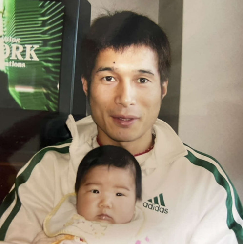 父・誠司との幼いころの思い出の写真