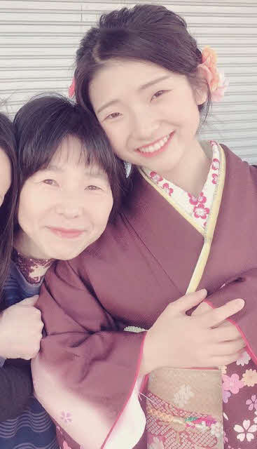 母みつよさん（左）とのツーショット