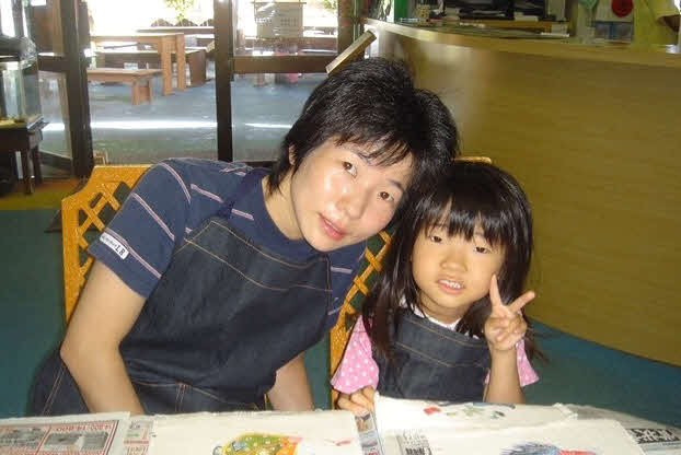 幼い頃、母みつよさん（左）との思い出の1枚