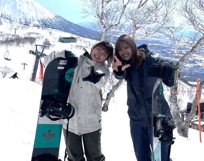 同期の嶋田有里とスノボ（左が沼田、本人提供）