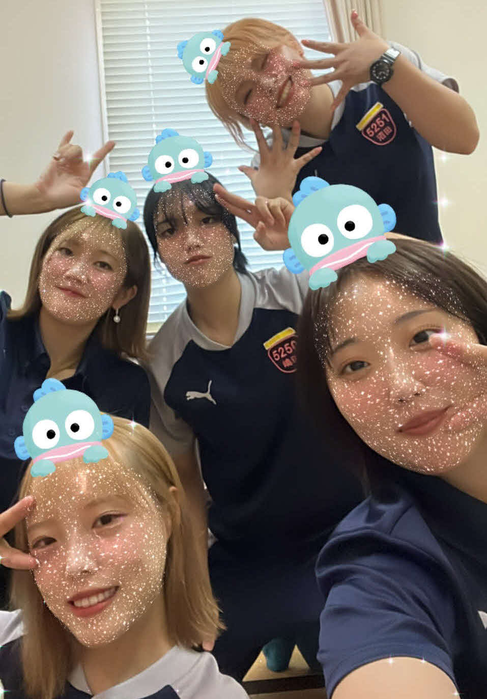 定期訓練で同期の女子5人と（後列右が沼田、本人提供）