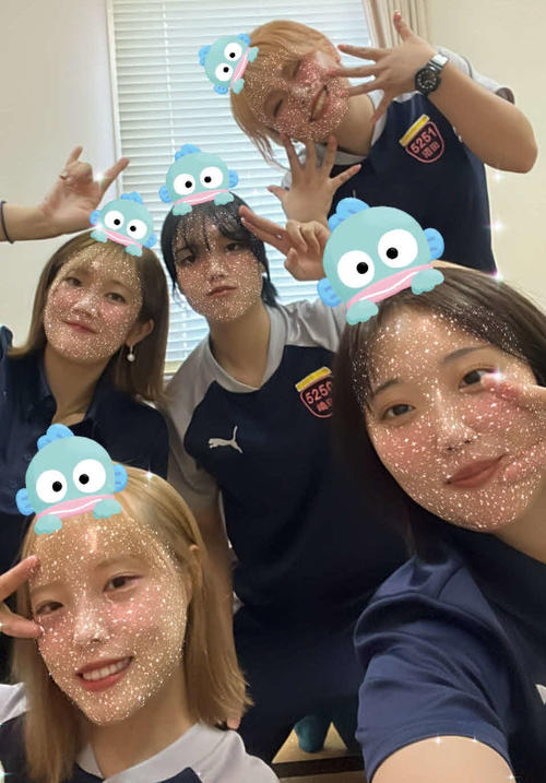 定期訓練で同期の女子5人と(後列右が沼田、本人提供)