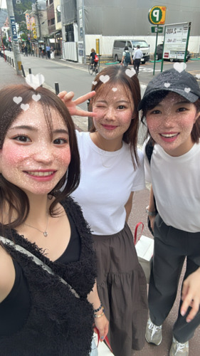 同期で撮ったプライベートでの1枚。左から奥村明日香、米丸乃絵、中尾優香（本人提供）