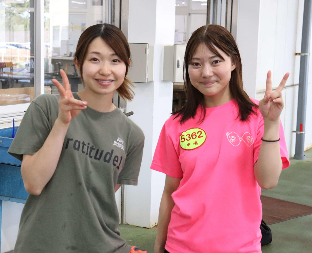 柴田百恵（左）と中嶋世奈の師弟が仲良くピース！