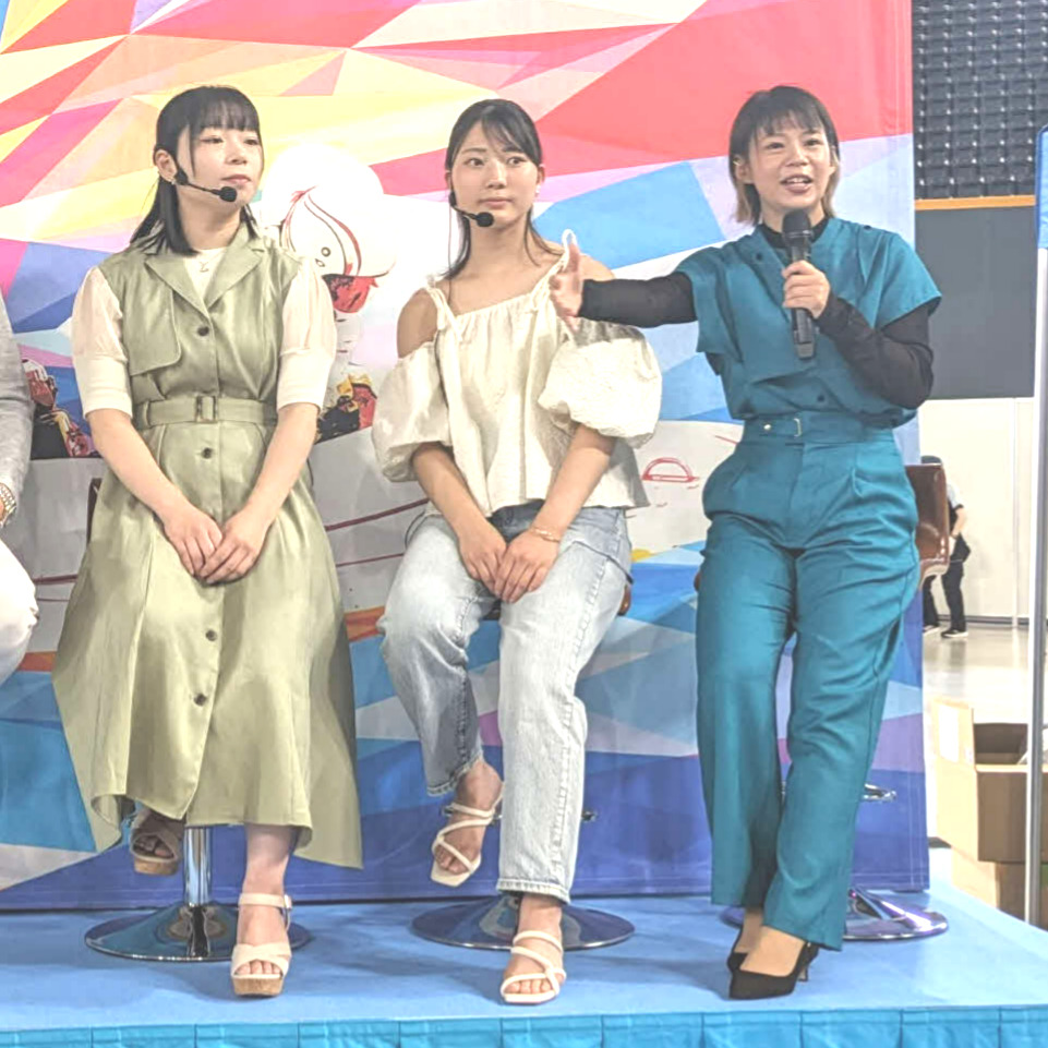 7月の「大ほっかいどう祭」でトークショーに参加（中央）。左は新人レーサーの田中瀬里奈、右は元スピードスケート選手の高木菜那さん